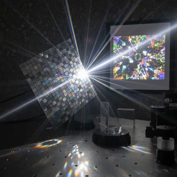 A diagram illustrating light passing through a liquid crystal layer, reflecting off a silicon mirror, and then being modulated to create a pixel.