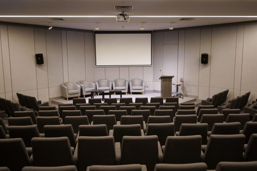 Short throw projector and screen
